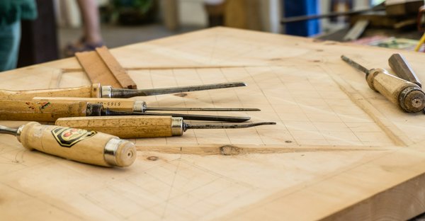 Où apprendre les techniques de la sculpture sur bois en Indonésie?